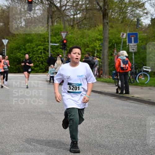 12.04.2026 - 45. Internationalen Wilhelmsburger Insellauf J. Mangold http://msf.ph/oto/9517228 12.04.2026 13:21:23 Ziel 2333, 4018, 5716, 4319, 5297, 4878, 5484, 2692, 4444, 4800, 4047, 2175, 3402, 5482, 4017, 3676, 2628, 2628, 3251, 5201, 3109, 4404, 4362, 2473, 2552, 2130, 2840, 3998 meine-sportfotos.de
