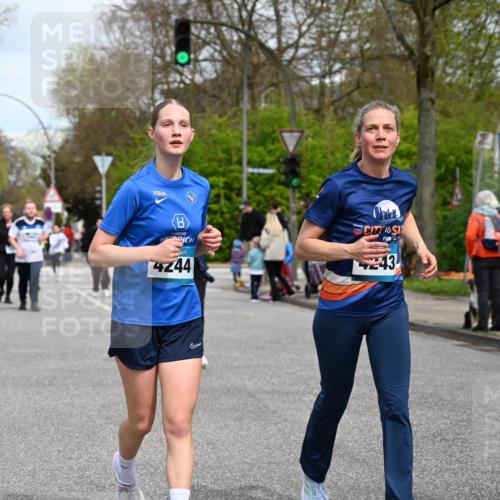 12.04.2026 - 45. Internationalen Wilhelmsburger Insellauf J. Mangold http://msf.ph/oto/9517282 12.04.2026 13:21:34 Ziel 4878, 5484, 2692, 4444, 4800, 4047, 2175, 3402, 5482, 4017, 3676, 3676, 2628, 3251, 5201, 3109, 4404, 4362, 2473, 2552, 2130, 2840, 3998, 5462, 5205, 4809, 2002, 2332 meine-sportfotos.de