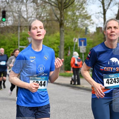 12.04.2026 - 45. Internationalen Wilhelmsburger Insellauf J. Mangold http://msf.ph/oto/9517292 12.04.2026 13:21:34 Ziel 4878, 5484, 2692, 4444, 4800, 4047, 2175, 3402, 5482, 4017, 3676, 3676, 2628, 3251, 5201, 3109, 4404, 4362, 2473, 2552, 2130, 2840, 3998, 5462, 5205, 4809, 2002, 2332 meine-sportfotos.de