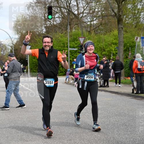 12.04.2026 - 45. Internationalen Wilhelmsburger Insellauf J. Mangold http://msf.ph/oto/9517604 12.04.2026 13:20:48 Ziel 2469, 4305, 2013, 3233, 5230, 3766, 4103, 4341, 5633, 4284, 4293, 5543, 2363, 2101, 4417, 3552, 3551, 2333, 4018, 5716, 4319, 5297, 4878, 5484, 2692 meine-sportfotos.de