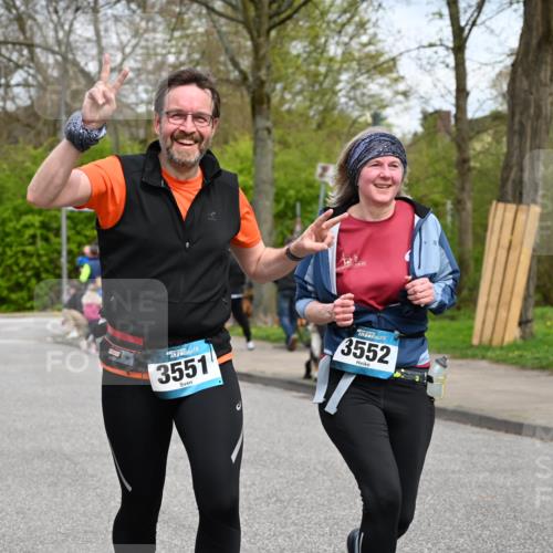 12.04.2026 - 45. Internationalen Wilhelmsburger Insellauf J. Mangold http://msf.ph/oto/9517618 12.04.2026 13:20:49 Ziel 2469, 4305, 2013, 3233, 5230, 3766, 4103, 4341, 5633, 4284, 4293, 5543, 5543, 2363, 2101, 4417, 3552, 3551, 2333, 4018, 5716, 4319, 5297, 4878, 5484, 2692 meine-sportfotos.de