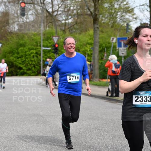 12.04.2026 - 45. Internationalen Wilhelmsburger Insellauf J. Mangold http://msf.ph/oto/9517635 12.04.2026 13:20:55 Ziel 4305, 2013, 3233, 5230, 3766, 4103, 4341, 5633, 4284, 4293, 5543, 2363, 2101, 4417, 3552, 3551, 2333, 4018, 5716, 4319, 5297, 4878, 5484, 2692, 4444, 4800 meine-sportfotos.de