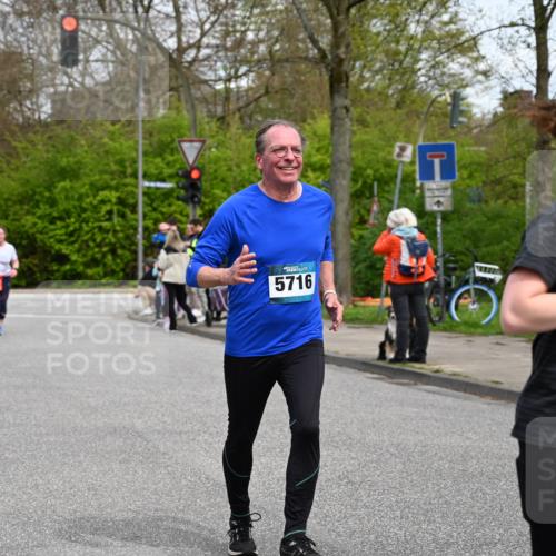 12.04.2026 - 45. Internationalen Wilhelmsburger Insellauf J. Mangold http://msf.ph/oto/9517637 12.04.2026 13:20:56 Ziel 2013, 3233, 5230, 3766, 4103, 4341, 5633, 4284, 4293, 5543, 2363, 2101, 4417, 4417, 3552, 3551, 2333, 4018, 5716, 4319, 5297, 5297, 4878, 5484, 2692, 4444, 4800, 4047, 2175 meine-sportfotos.de