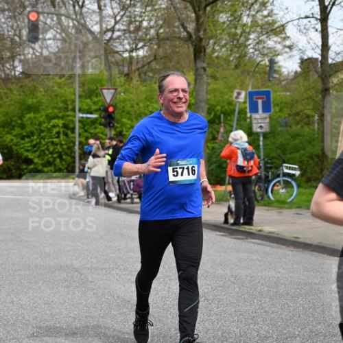 12.04.2026 - 45. Internationalen Wilhelmsburger Insellauf J. Mangold http://msf.ph/oto/9517638 12.04.2026 13:20:56 Ziel 2013, 3233, 5230, 3766, 4103, 4341, 5633, 4284, 4293, 5543, 2363, 2101, 4417, 4417, 3552, 3551, 2333, 4018, 5716, 4319, 5297, 5297, 4878, 5484, 2692, 4444, 4800, 4047, 2175 meine-sportfotos.de