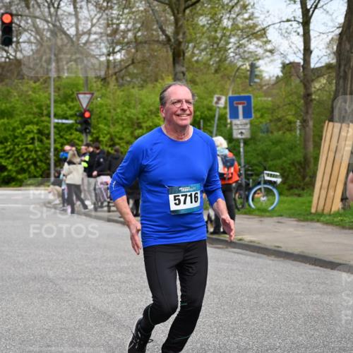 12.04.2026 - 45. Internationalen Wilhelmsburger Insellauf J. Mangold http://msf.ph/oto/9517640 12.04.2026 13:20:56 Ziel 2013, 3233, 5230, 3766, 4103, 4341, 5633, 4284, 4293, 5543, 2363, 2101, 4417, 4417, 3552, 3551, 2333, 4018, 5716, 4319, 5297, 5297, 4878, 5484, 2692, 4444, 4800, 4047, 2175 meine-sportfotos.de