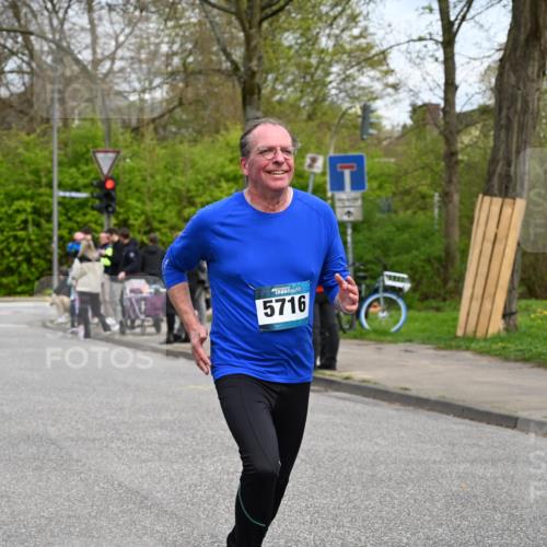 12.04.2026 - 45. Internationalen Wilhelmsburger Insellauf J. Mangold http://msf.ph/oto/9517641 12.04.2026 13:20:56 Ziel 2013, 3233, 5230, 3766, 4103, 4341, 5633, 4284, 4293, 5543, 2363, 2101, 4417, 4417, 3552, 3551, 2333, 4018, 5716, 4319, 5297, 5297, 4878, 5484, 2692, 4444, 4800, 4047, 2175 meine-sportfotos.de