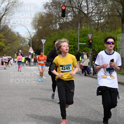 12.04.2026 - 45. Internationalen Wilhelmsburger Insellauf J. Mangold http://msf.ph/oto/9517650 12.04.2026 13:21:09 Ziel 4341, 5633, 4284, 4293, 5543, 2363, 2101, 4417, 3552, 3551, 2333, 4018, 5716, 4319, 5297, 4878, 5484, 2692, 4444, 4800, 4047, 2175, 3402, 3402, 5482, 4017 meine-sportfotos.de
