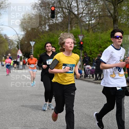 12.04.2026 - 45. Internationalen Wilhelmsburger Insellauf J. Mangold http://msf.ph/oto/9517653 12.04.2026 13:21:09 Ziel 4341, 5633, 4284, 4293, 5543, 2363, 2101, 4417, 3552, 3551, 2333, 4018, 5716, 4319, 5297, 4878, 5484, 2692, 4444, 4800, 4047, 2175, 3402, 3402, 5482, 4017 meine-sportfotos.de