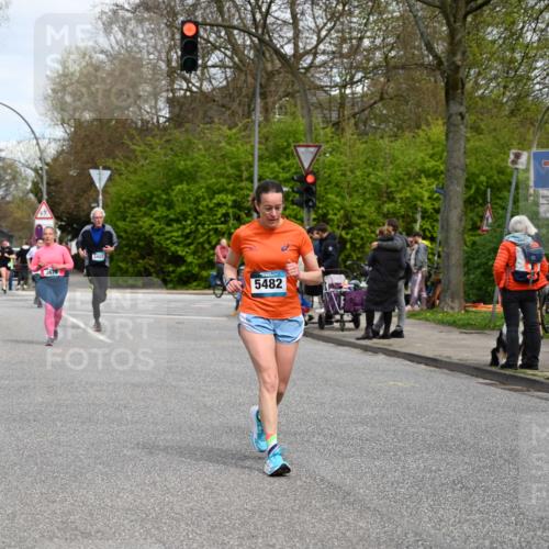 12.04.2026 - 45. Internationalen Wilhelmsburger Insellauf J. Mangold http://msf.ph/oto/9517679 12.04.2026 13:21:13 Ziel 5543, 2363, 2101, 4417, 3552, 3551, 2333, 4018, 5716, 4319, 5297, 4878, 5484, 2692, 4444, 4800, 4047, 2175, 3402, 5482, 5482, 4017, 3676, 2628, 3251 meine-sportfotos.de