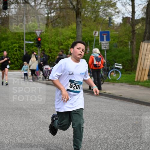 12.04.2026 - 45. Internationalen Wilhelmsburger Insellauf J. Mangold http://msf.ph/oto/9517732 12.04.2026 13:21:23 Ziel 2333, 4018, 5716, 4319, 5297, 4878, 5484, 2692, 4444, 4800, 4047, 2175, 3402, 5482, 4017, 3676, 2628, 2628, 3251, 5201, 3109, 4404, 4362, 2473, 2552, 2130, 2840, 3998 meine-sportfotos.de