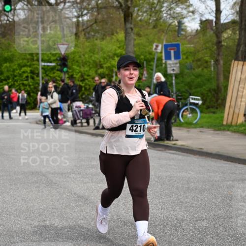 12.04.2026 - 45. Internationalen Wilhelmsburger Insellauf J. Mangold http://msf.ph/oto/9518028 12.04.2026 13:22:21 Ziel 2332, 2116, 3581, 3235, 3915, 5080, 4348, 5085, 3603, 3602, 5092, 2246, 5192, 5171, 3162, 4443, 4442, 3746, 5290, 3057, 3667, 5304, 4210, 4014, 2158, 5314, 4557, 2153, 5262 meine-sportfotos.de