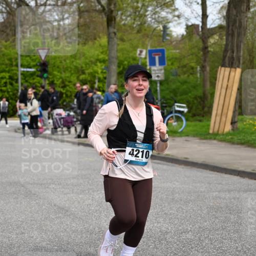 12.04.2026 - 45. Internationalen Wilhelmsburger Insellauf J. Mangold http://msf.ph/oto/9518030 12.04.2026 13:22:21 Ziel 2332, 2116, 3581, 3235, 3915, 5080, 4348, 5085, 3603, 3602, 5092, 2246, 5192, 5171, 3162, 4443, 4442, 3746, 5290, 3057, 3667, 5304, 4210, 4014, 2158, 5314, 4557, 2153, 5262 meine-sportfotos.de