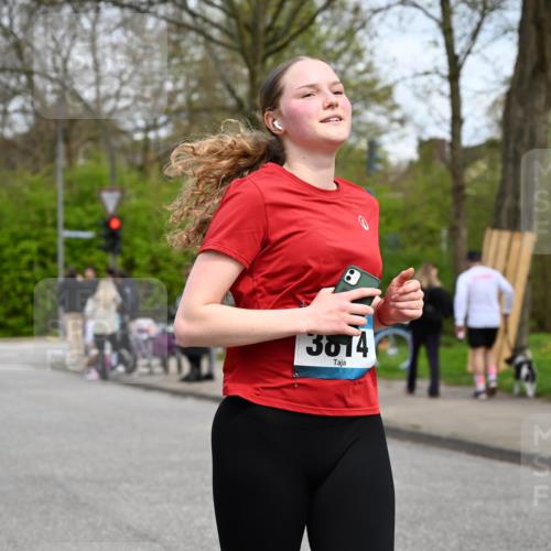 12.04.2026 - 45. Internationalen Wilhelmsburger Insellauf J. Mangold http://msf.ph/oto/9518223 12.04.2026 13:23:12 Ziel 4708, 3774, 4358, 5223, 3336, 3783, 3498, 3478, 4176, 5505, 5505, 3471, 3814, 2716, 3730, 3353, 2766, 5622, 3739, 5209, 5212 meine-sportfotos.de