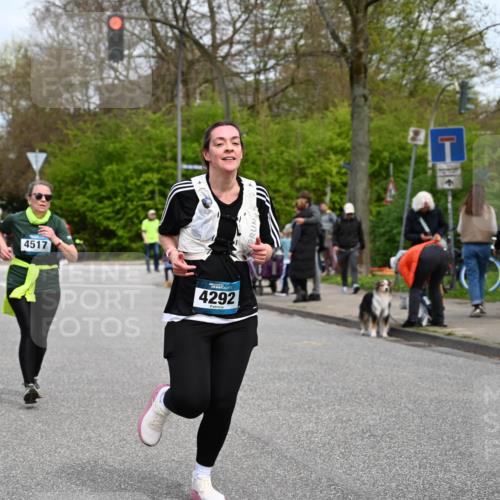 12.04.2026 - 45. Internationalen Wilhelmsburger Insellauf J. Mangold http://msf.ph/oto/9518373 12.04.2026 13:23:40 Ziel 3814, 2716, 3730, 3353, 2766, 5622, 3739, 5209, 5212, 2802, 2803, 3258, 3259, 4073, 4292, 4517, 3872, 5017, 3871, 5632, 4365, 3267, 2562, 5356, 5355 meine-sportfotos.de