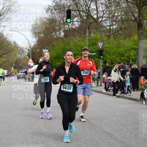 12.04.2026 - 45. Internationalen Wilhelmsburger Insellauf J. Mangold http://msf.ph/oto/9518427 12.04.2026 13:23:49 Ziel 2766, 5622, 3739, 5209, 5212, 2802, 2803, 3258, 3259, 4073, 4292, 4517, 3872, 5017, 3871, 5632, 4365, 3267, 2562, 5356, 5355, 4567, 2145 meine-sportfotos.de