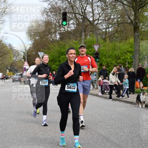 12.04.2026 - 45. Internationalen Wilhelmsburger Insellauf J. Mangold http://msf.ph/oto/9518429 12.04.2026 13:23:49 Ziel 2766, 5622, 3739, 5209, 5212, 2802, 2803, 3258, 3259, 4073, 4292, 4517, 3872, 5017, 3871, 5632, 4365, 3267, 2562, 5356, 5355, 4567, 2145 meine-sportfotos.de
