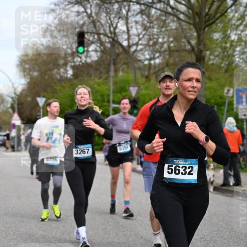 12.04.2026 - 45. Internationalen Wilhelmsburger Insellauf J. Mangold http://msf.ph/oto/9518436 12.04.2026 13:23:50 Ziel 2766, 5622, 3739, 5209, 5212, 2802, 2803, 3258, 3259, 4073, 4292, 4517, 3872, 5017, 5017, 3871, 5632, 4365, 3267, 2562, 5356, 5355, 4567, 2145 meine-sportfotos.de