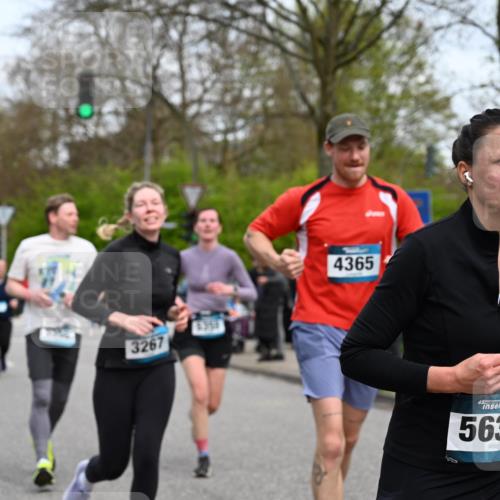12.04.2026 - 45. Internationalen Wilhelmsburger Insellauf J. Mangold http://msf.ph/oto/9518442 12.04.2026 13:23:51 Ziel 2766, 5622, 3739, 5209, 5212, 2802, 2803, 3258, 3259, 4073, 4292, 4517, 3872, 5017, 3871, 5632, 4365, 3267, 2562, 5356, 5355, 4567, 2145 meine-sportfotos.de