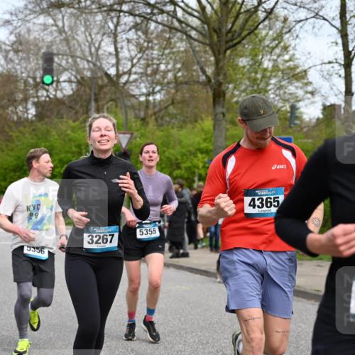 12.04.2026 - 45. Internationalen Wilhelmsburger Insellauf J. Mangold http://msf.ph/oto/9518444 12.04.2026 13:23:51 Ziel 2766, 5622, 3739, 5209, 5212, 2802, 2803, 3258, 3259, 4073, 4292, 4517, 3872, 5017, 3871, 5632, 4365, 3267, 2562, 5356, 5355, 4567, 2145 meine-sportfotos.de
