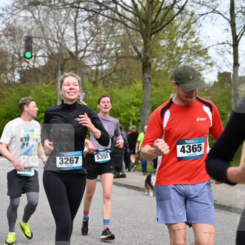 12.04.2026 - 45. Internationalen Wilhelmsburger Insellauf J. Mangold http://msf.ph/oto/9518445 12.04.2026 13:23:51 Ziel 2766, 5622, 3739, 5209, 5212, 2802, 2803, 3258, 3259, 4073, 4292, 4517, 3872, 5017, 3871, 5632, 4365, 3267, 2562, 5356, 5355, 4567, 2145 meine-sportfotos.de