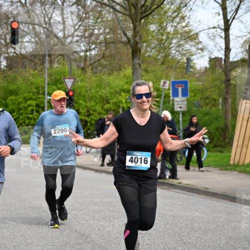 12.04.2026 - 45. Internationalen Wilhelmsburger Insellauf J. Mangold http://msf.ph/oto/9518531 12.04.2026 13:24:16 Ziel 3871, 5632, 4365, 3267, 2562, 5356, 5355, 4567, 2145, 3936, 4908, 4016, 2111, 2112, 2290, 4812, 2990, 2991, 2990, 2991, 2012, 5021 meine-sportfotos.de