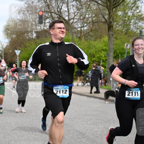 12.04.2026 - 45. Internationalen Wilhelmsburger Insellauf J. Mangold http://msf.ph/oto/9518567 12.04.2026 13:24:20 Ziel 4365, 3267, 2562, 5356, 5355, 4567, 2145, 3936, 3936, 4908, 4016, 2111, 2112, 2290, 4812, 2990, 2991, 2012, 5021, 4751, 2558, 2557 meine-sportfotos.de