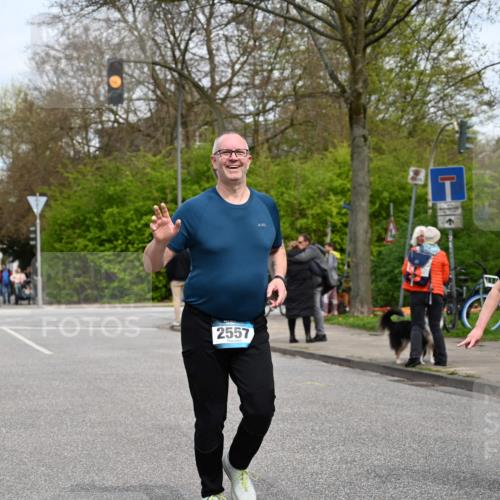 12.04.2026 - 45. Internationalen Wilhelmsburger Insellauf J. Mangold http://msf.ph/oto/9518641 12.04.2026 13:24:38 Ziel 3936, 4908, 4016, 2111, 2112, 2290, 4812, 2990, 2991, 2012, 5021, 4751, 2558, 2557 meine-sportfotos.de