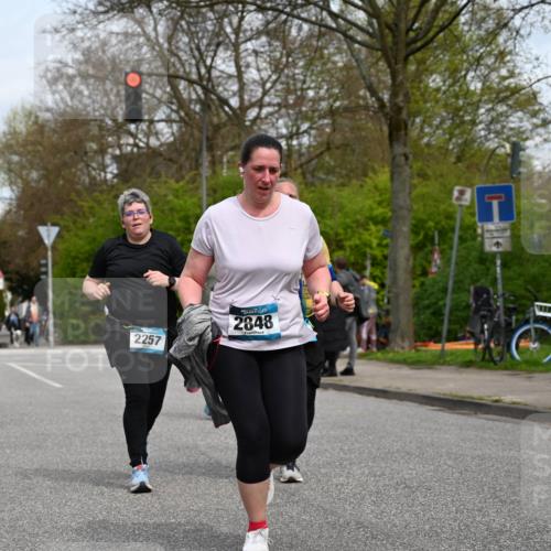 12.04.2026 - 45. Internationalen Wilhelmsburger Insellauf J. Mangold http://msf.ph/oto/9518660 12.04.2026 13:25:00 Ziel 5021, 4751, 2558, 2557, 2848, 2258, 2257, 2718, 5152 meine-sportfotos.de