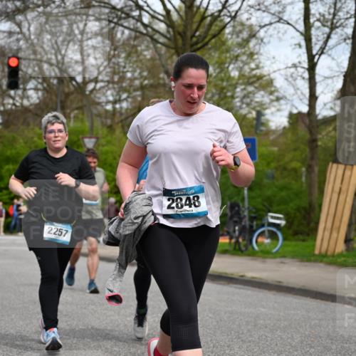 12.04.2026 - 45. Internationalen Wilhelmsburger Insellauf J. Mangold http://msf.ph/oto/9518667 12.04.2026 13:25:01 Ziel 5021, 4751, 2558, 2557, 2848, 2258, 2257, 2718, 5152, 5757 meine-sportfotos.de