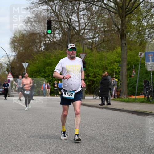 12.04.2026 - 45. Internationalen Wilhelmsburger Insellauf J. Mangold http://msf.ph/oto/9518708 12.04.2026 13:25:15 Ziel 2848, 2258, 2257, 2718, 5152, 5757, 3649, 4604, 4790, 2717, 4431 meine-sportfotos.de