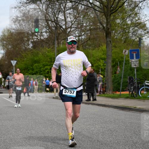 12.04.2026 - 45. Internationalen Wilhelmsburger Insellauf J. Mangold http://msf.ph/oto/9518713 12.04.2026 13:25:15 Ziel 2848, 2258, 2257, 2718, 5152, 5757, 3649, 4604, 4790, 2717, 4431 meine-sportfotos.de