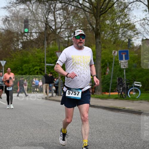 12.04.2026 - 45. Internationalen Wilhelmsburger Insellauf J. Mangold http://msf.ph/oto/9518717 12.04.2026 13:25:16 Ziel 2848, 2258, 2257, 2718, 5152, 5757, 3649, 3649, 4604, 4790, 2717, 4431 meine-sportfotos.de
