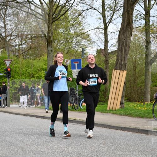 12.04.2026 - 45. Internationalen Wilhelmsburger Insellauf J. Mangold http://msf.ph/oto/9519026 12.04.2026 13:26:38 Ziel 4411, 5206, 2360, 5245, 2933, 2359, 4124, 2980, 3640, 2721, 3756, 3755, 2968, 2306, 2969, 3888 meine-sportfotos.de