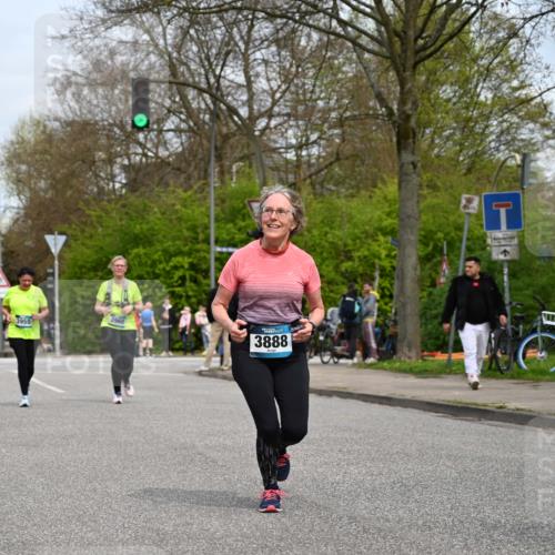 12.04.2026 - 45. Internationalen Wilhelmsburger Insellauf J. Mangold http://msf.ph/oto/9519079 12.04.2026 13:26:46 Ziel 2980, 3640, 2721, 3756, 3755, 2968, 2306, 2969, 2969, 3888, 3960, 3955, 4900 meine-sportfotos.de