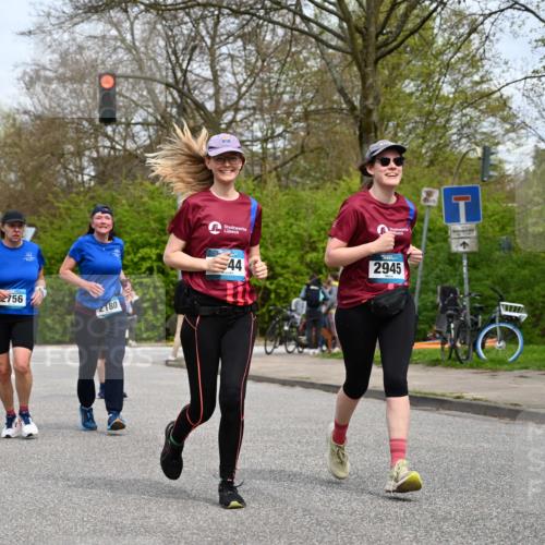 12.04.2026 - 45. Internationalen Wilhelmsburger Insellauf J. Mangold http://msf.ph/oto/9519123 12.04.2026 13:27:12 Ziel 2968, 2306, 2969, 3888, 3960, 3955, 4900, 2944, 2945, 5222, 3215, 2756, 2180, 3132, 2875, 3938, 3937 meine-sportfotos.de