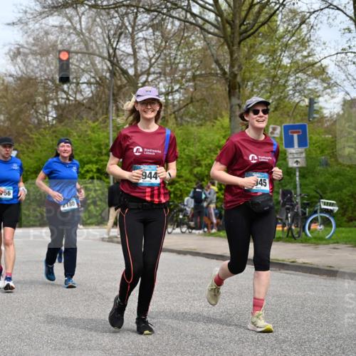 12.04.2026 - 45. Internationalen Wilhelmsburger Insellauf J. Mangold http://msf.ph/oto/9519124 12.04.2026 13:27:12 Ziel 2968, 2306, 2969, 3888, 3960, 3955, 4900, 2944, 2945, 5222, 3215, 2756, 2180, 3132, 2875, 3938, 3937 meine-sportfotos.de