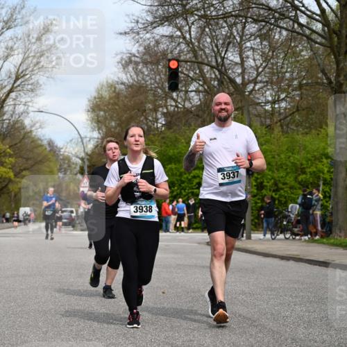 12.04.2026 - 45. Internationalen Wilhelmsburger Insellauf J. Mangold http://msf.ph/oto/9519179 12.04.2026 13:27:24 Ziel 3888, 3960, 3955, 4900, 2944, 2945, 5222, 3215, 2756, 2180, 3132, 2875, 3938, 3937, 4222, 4221, 4575, 4574 meine-sportfotos.de