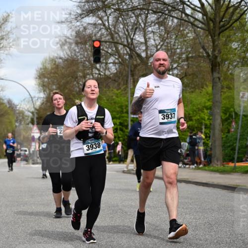 12.04.2026 - 45. Internationalen Wilhelmsburger Insellauf J. Mangold http://msf.ph/oto/9519184 12.04.2026 13:27:24 Ziel 3888, 3960, 3955, 4900, 2944, 2945, 5222, 3215, 2756, 2180, 3132, 2875, 3938, 3937, 4222, 4221, 4575, 4574 meine-sportfotos.de