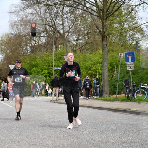 12.04.2026 - 45. Internationalen Wilhelmsburger Insellauf J. Mangold http://msf.ph/oto/9519219 12.04.2026 13:28:08 Ziel 2563, 5695, 3800, 2630, 5520, 5509 meine-sportfotos.de