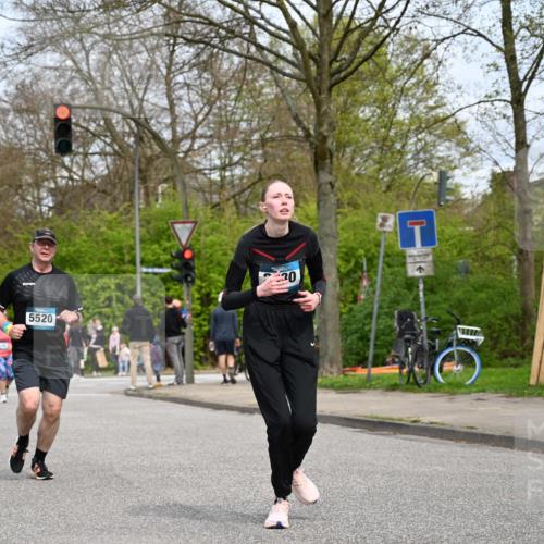 12.04.2026 - 45. Internationalen Wilhelmsburger Insellauf J. Mangold http://msf.ph/oto/9519227 12.04.2026 13:28:08 Ziel 2563, 5695, 3800, 2630, 5520, 5509 meine-sportfotos.de