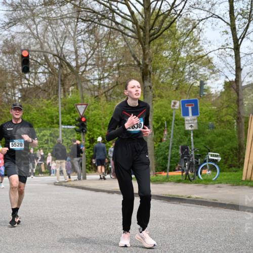 12.04.2026 - 45. Internationalen Wilhelmsburger Insellauf J. Mangold http://msf.ph/oto/9519228 12.04.2026 13:28:08 Ziel 2563, 5695, 3800, 2630, 5520, 5509 meine-sportfotos.de