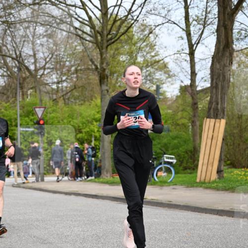 12.04.2026 - 45. Internationalen Wilhelmsburger Insellauf J. Mangold http://msf.ph/oto/9519234 12.04.2026 13:28:09 Ziel 2563, 5695, 3800, 2630, 5520, 5509 meine-sportfotos.de