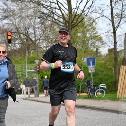 12.04.2026 - 45. Internationalen Wilhelmsburger Insellauf J. Mangold http://msf.ph/oto/9519244 12.04.2026 13:28:10 Ziel 2563, 5695, 3800, 2630, 5520, 5509, 4316 meine-sportfotos.de