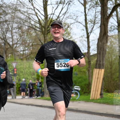 12.04.2026 - 45. Internationalen Wilhelmsburger Insellauf J. Mangold http://msf.ph/oto/9519248 12.04.2026 13:28:11 Ziel 2563, 5695, 3800, 3800, 2630, 5520, 5509, 4316 meine-sportfotos.de