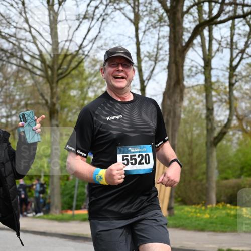 12.04.2026 - 45. Internationalen Wilhelmsburger Insellauf J. Mangold http://msf.ph/oto/9519251 12.04.2026 13:28:11 Ziel 2563, 5695, 3800, 3800, 2630, 5520, 5509, 4316 meine-sportfotos.de