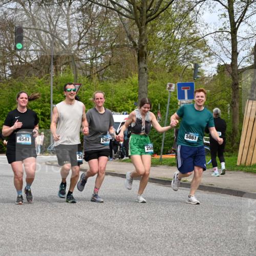 12.04.2026 - 45. Internationalen Wilhelmsburger Insellauf J. Mangold http://msf.ph/oto/9519399 12.04.2026 13:29:04 Ziel 4471, 4303, 4302, 4304, 4451, 2650, 2650, 2340, 5861, 2509, 2483, 2616, 5535, 5536, 5539, 4547, 4420, 3648 meine-sportfotos.de