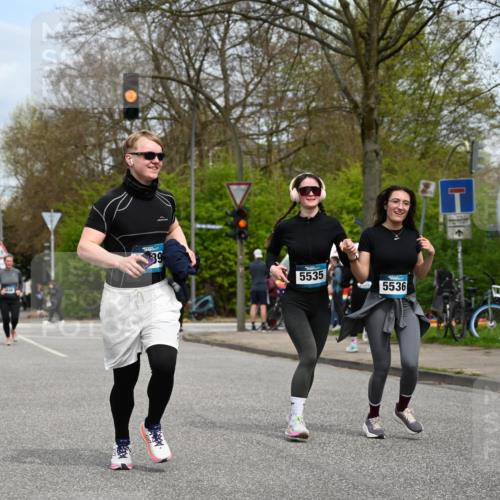 12.04.2026 - 45. Internationalen Wilhelmsburger Insellauf J. Mangold http://msf.ph/oto/9519432 12.04.2026 13:29:08 Ziel 4303, 4302, 4304, 4451, 2650, 2340, 5861, 2509, 2483, 2616, 2340, 5861, 2509, 2483, 2616, 5535, 5536, 5539, 4547, 4420, 3648, 3547, 3548 meine-sportfotos.de