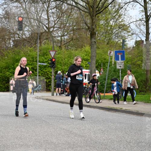 12.04.2026 - 45. Internationalen Wilhelmsburger Insellauf J. Mangold http://msf.ph/oto/9519494 12.04.2026 13:30:05 Ziel 5241, 3981, 2514, 2515, 2515, 4324, 4429, 2003 meine-sportfotos.de