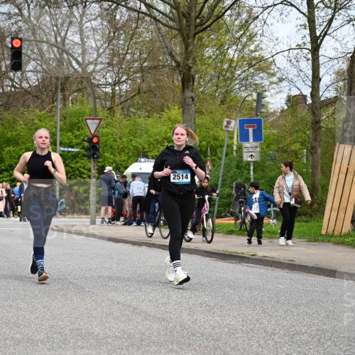 12.04.2026 - 45. Internationalen Wilhelmsburger Insellauf J. Mangold http://msf.ph/oto/9519499 12.04.2026 13:30:05 Ziel 5241, 3981, 2514, 2515, 2515, 4324, 4429, 2003 meine-sportfotos.de