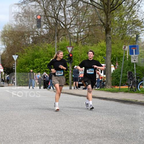12.04.2026 - 45. Internationalen Wilhelmsburger Insellauf J. Mangold http://msf.ph/oto/9519610 12.04.2026 13:30:53 Ziel 4456, 4463, 5815, 5546, 5745, 2494 meine-sportfotos.de
